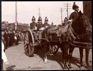 Vy över en militär grupp (silvergelatintryck)